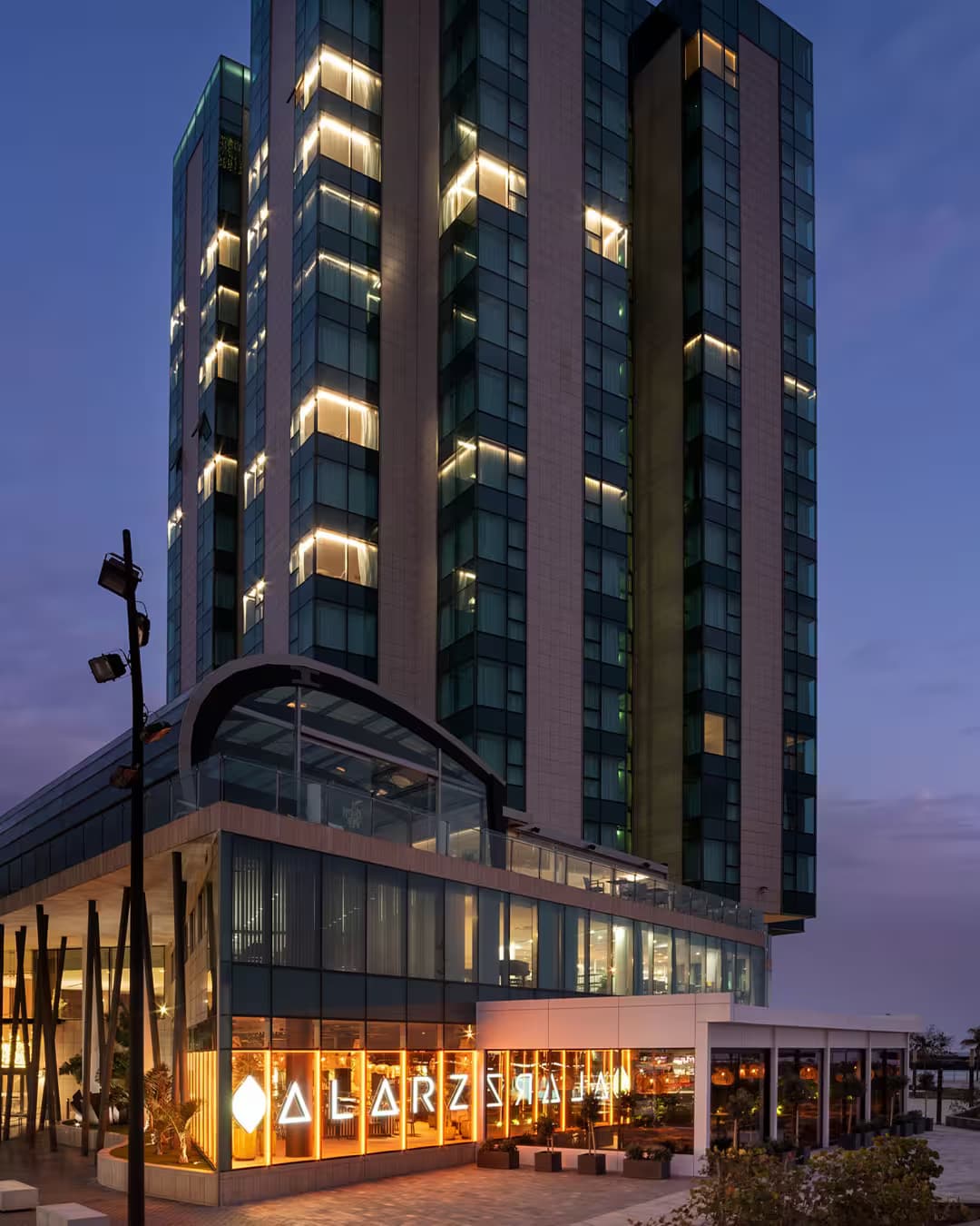 Luminoso restaurante Alarz en Arrecife